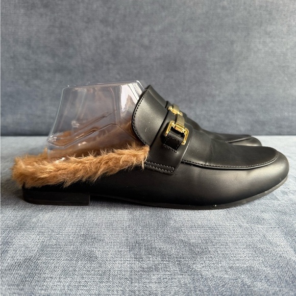 Steve Madden Shoes - Steve Madden Womens Black Faux Fur Lined Flat Slip On Loafers SZ 9.5 Gold Chain